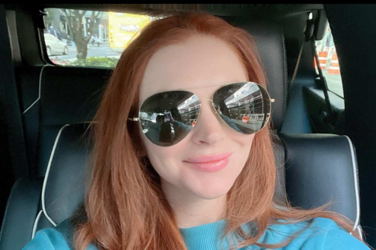 Lindsay Lohan de óculos espelhados