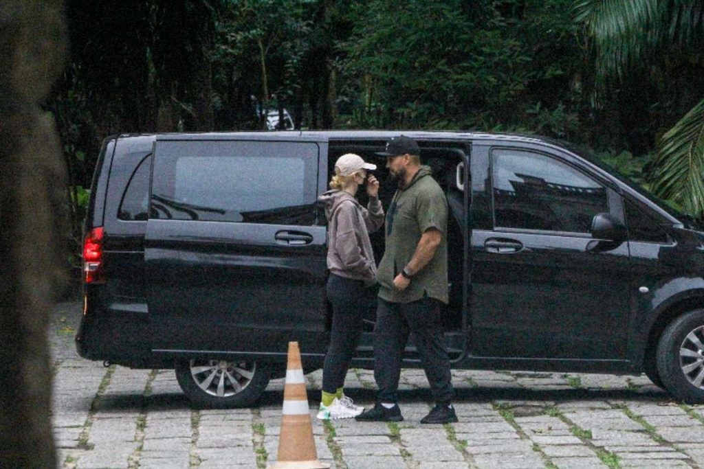 Lorde colocou capuz e máscara para caminhada