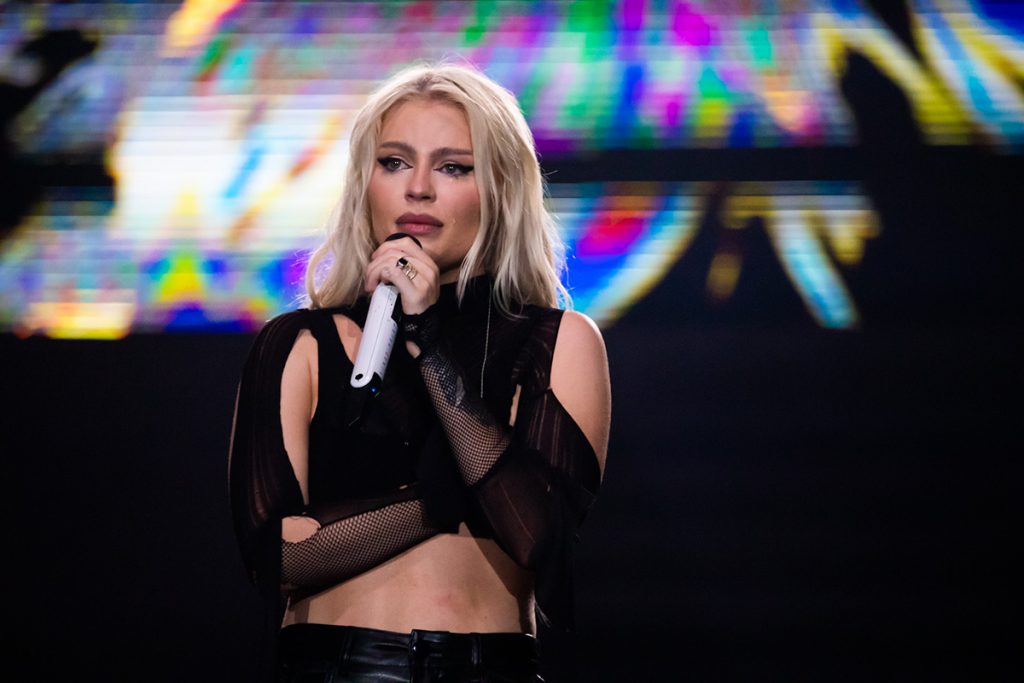 Luísa Sonza se emocionou ao ser ovacionada pelo público