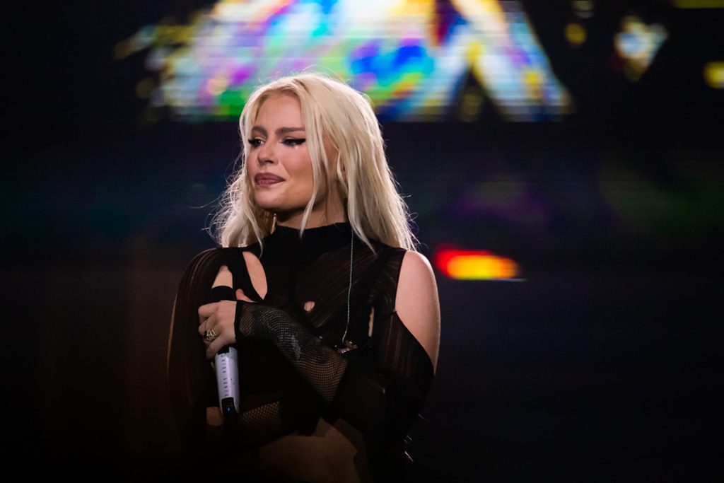 Luísa Sonza se emocionou na apresentação