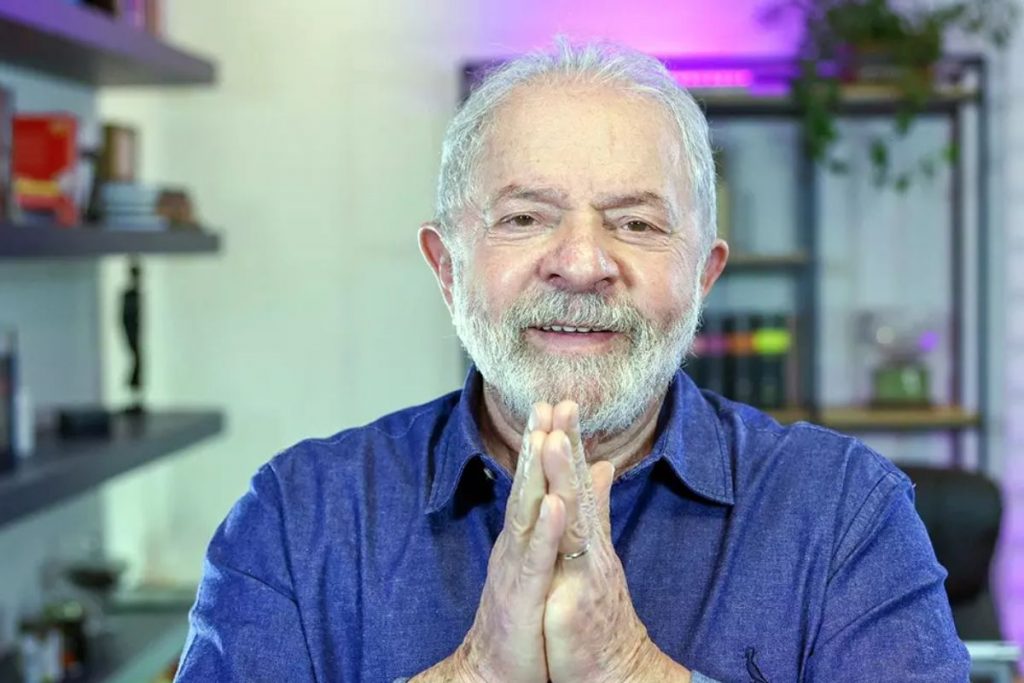 Lula com as mãos unidas, como que em oração