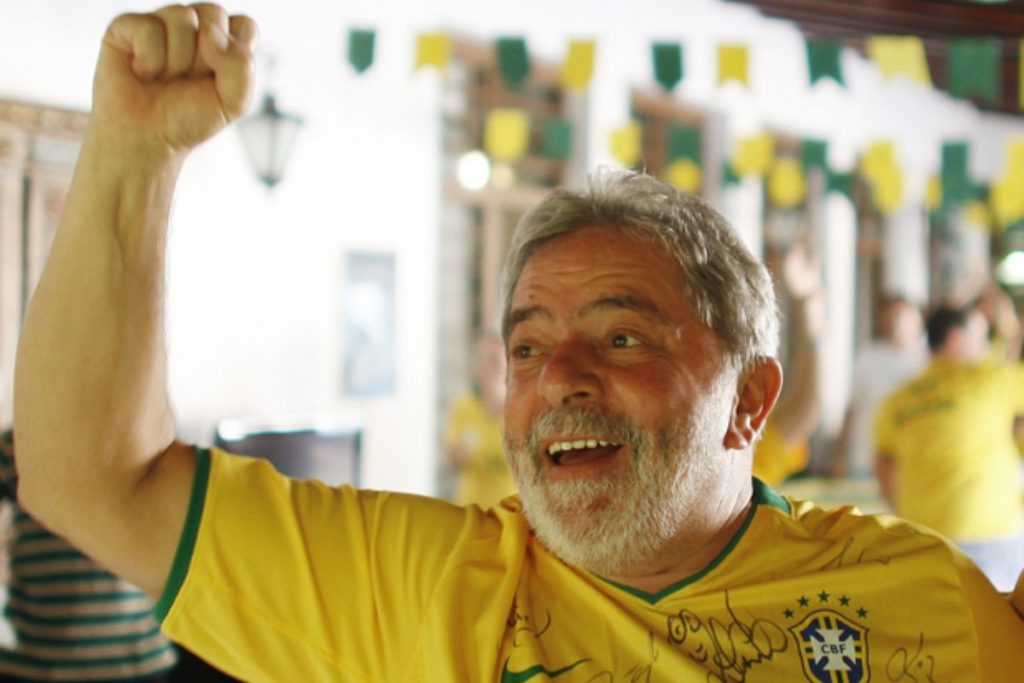 lula com a camiseta verde e amarela do brasil