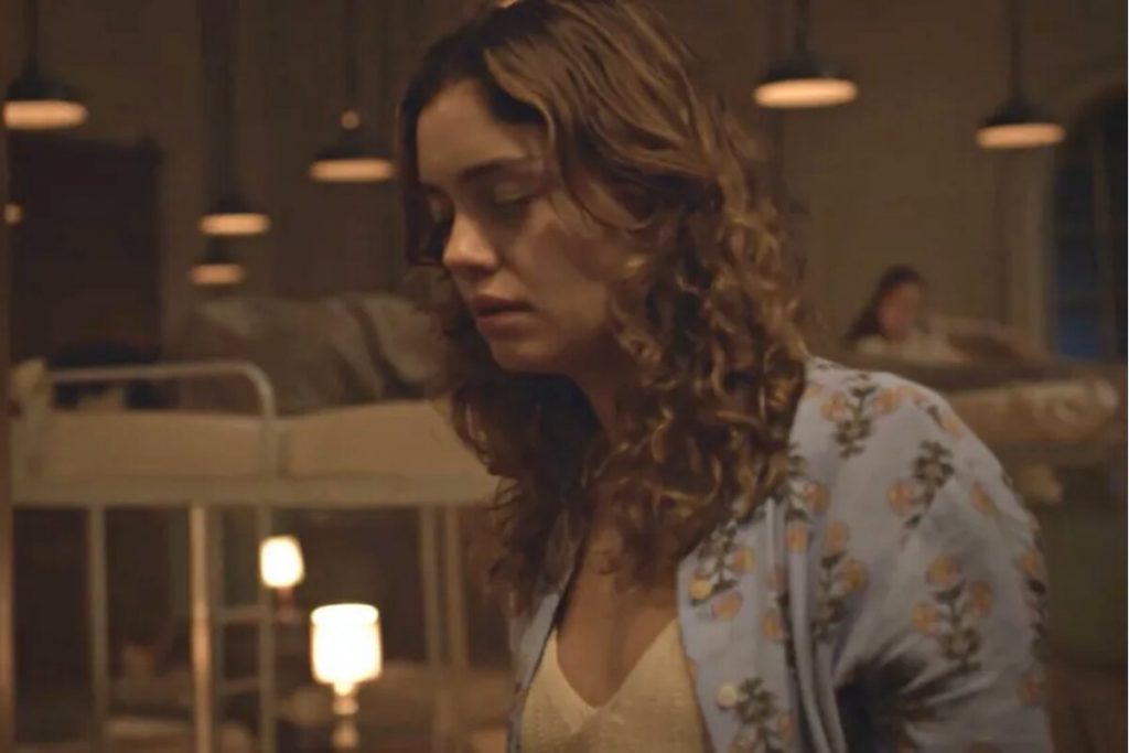 Maíra (Sophie Charlotte) de olhos fechados, no dormitório da fazenda, em 'Todas as Flores -