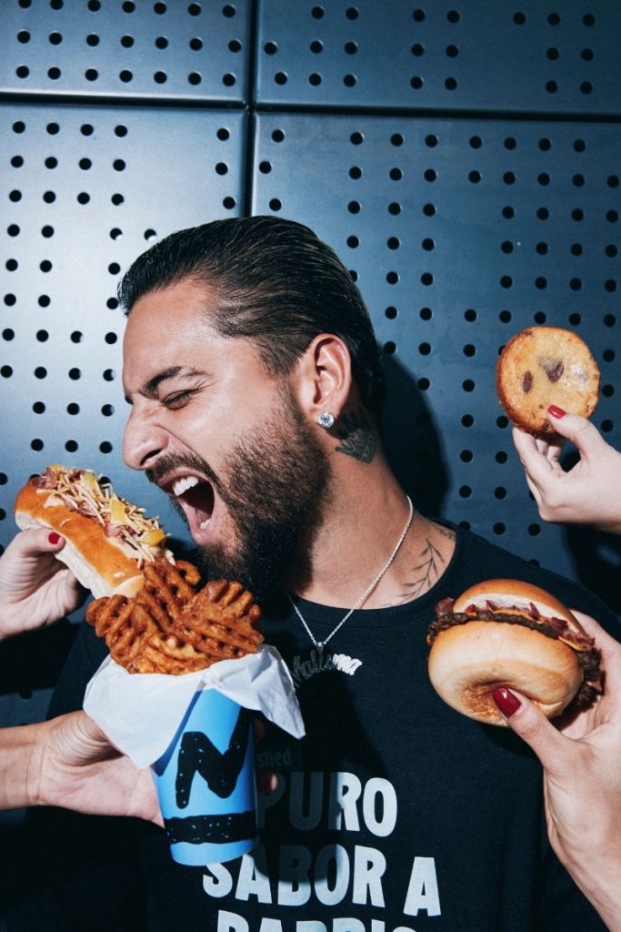 Maluma con varias hamburguesas