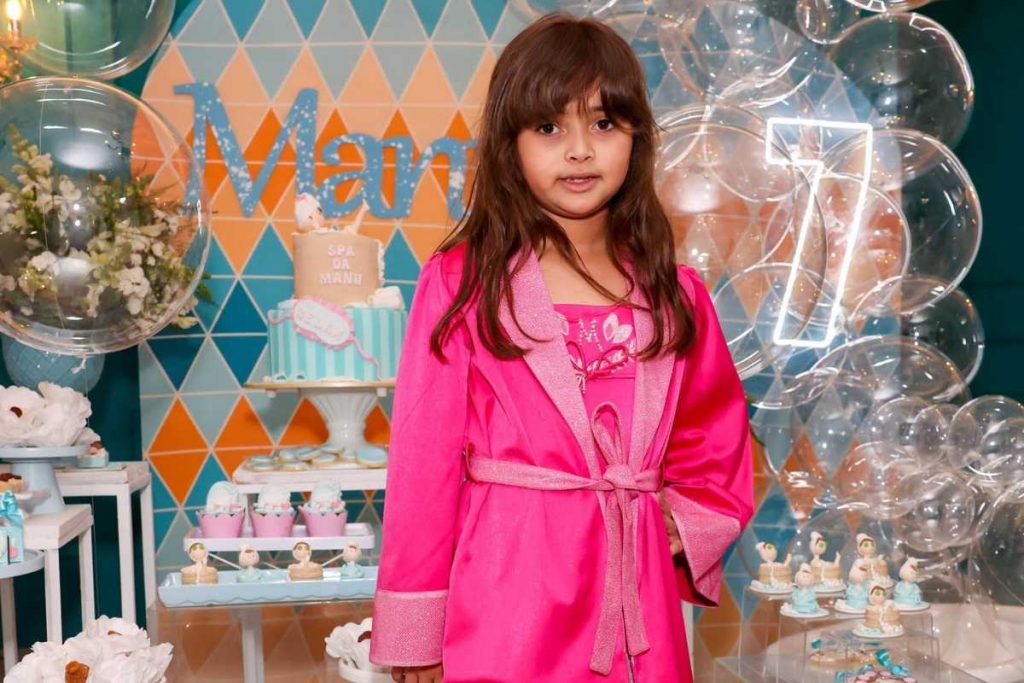 Manu posando na decoração de sua festa de aniversário