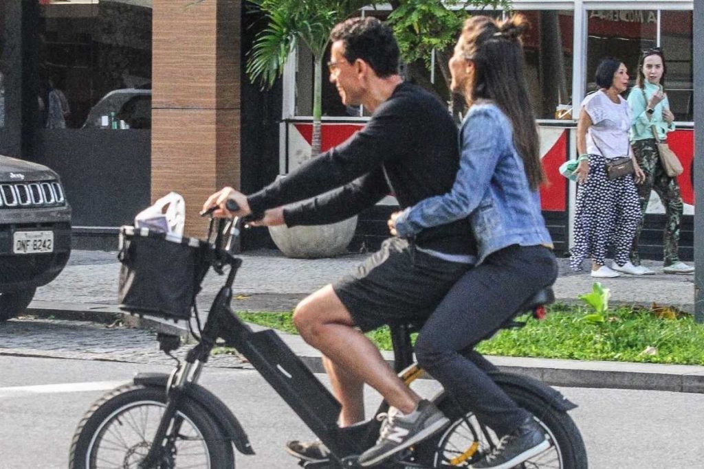 Marjorie Estiano andando de bicicleta elétrica com namorado Marcio Maranhão