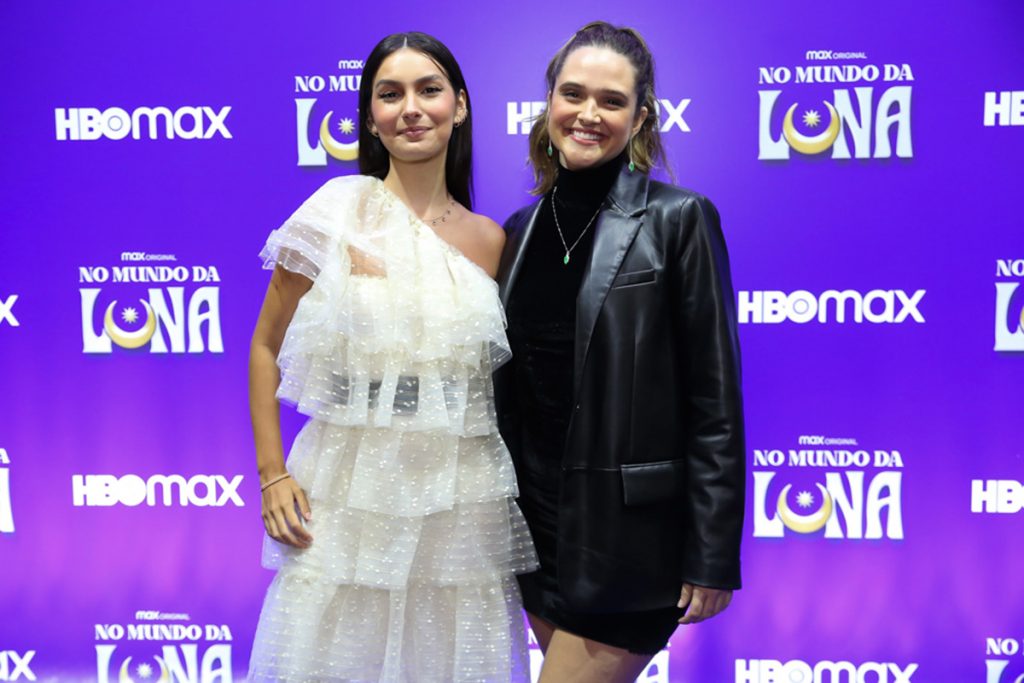 Marina Moschen posou ao lado de Juliana Paiva