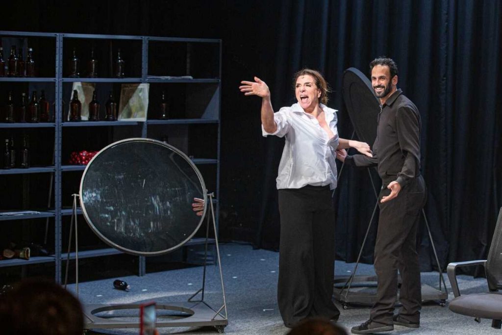 marisa orth atuando na reestreia peça de teatro bárbara