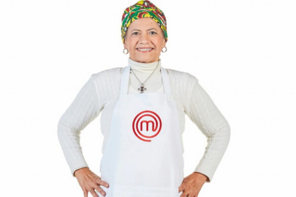 Participante Masterchef + com avental do programa