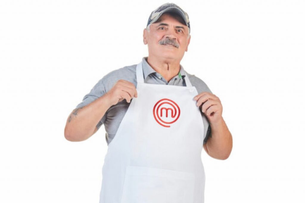 Participante Masterchef Mais com avental do programa