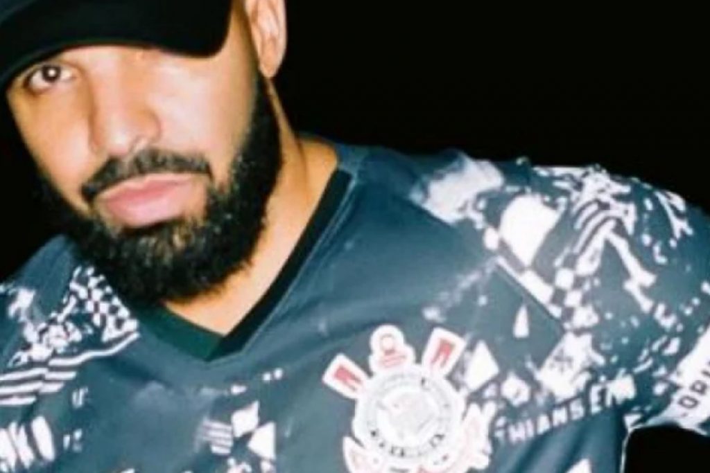 Drake com camiseta do Corinthians