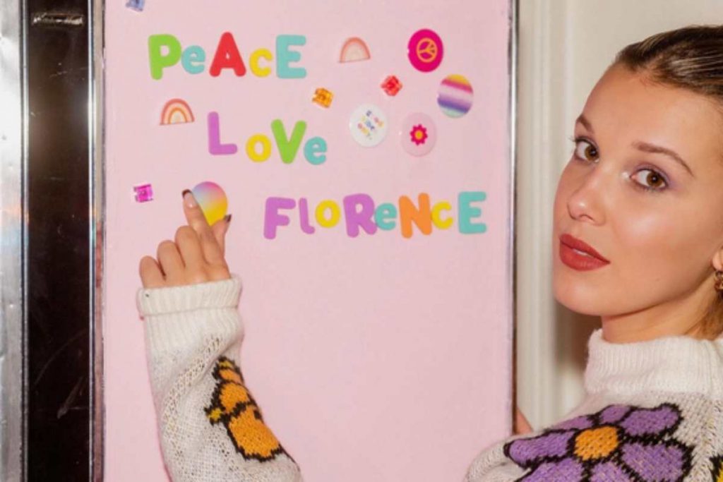 Millie Bobby Brown em um quadro escrito Peace, Love e Florence
