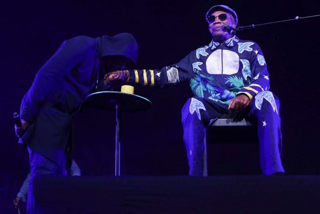 Seu Jorge beija a mão de Milton Nascimento