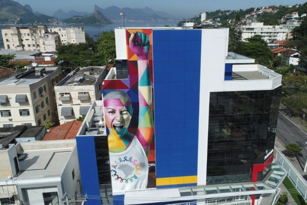 Mural de Eduardo Kobra: mulher mostra batalha contra o câncer no painel