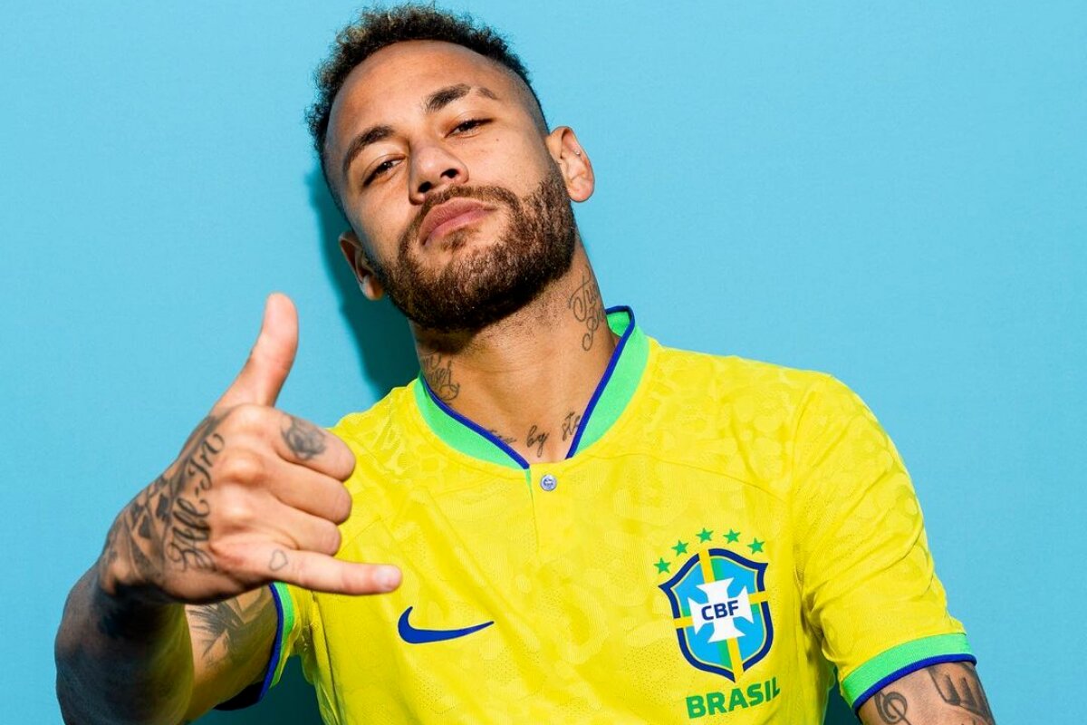 Neymar com a camisa da seleção, fazendo sinal de hang-loose