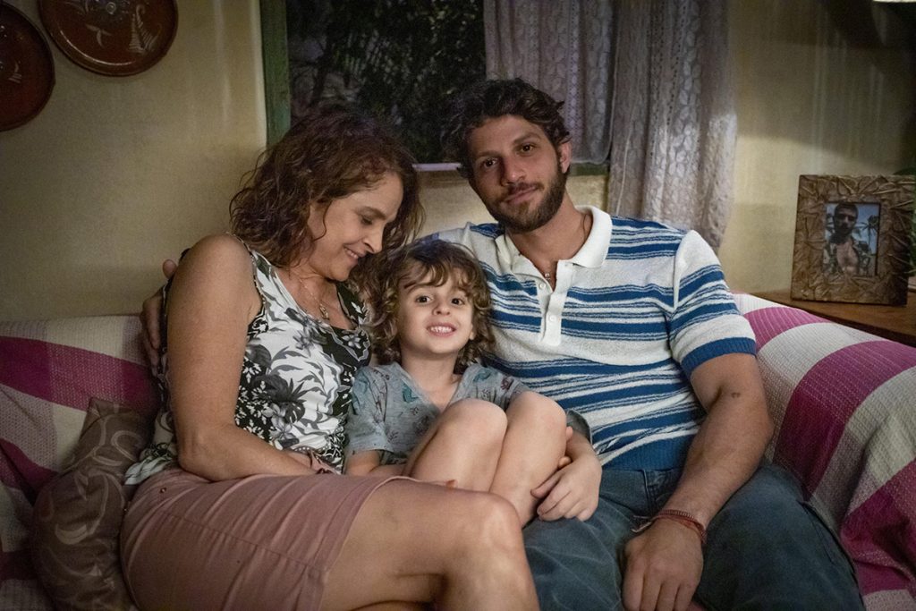 Núbia (Drica Moraes), Ari (Chay Suede) e Tonho (Vicente Alvite) em Travessia