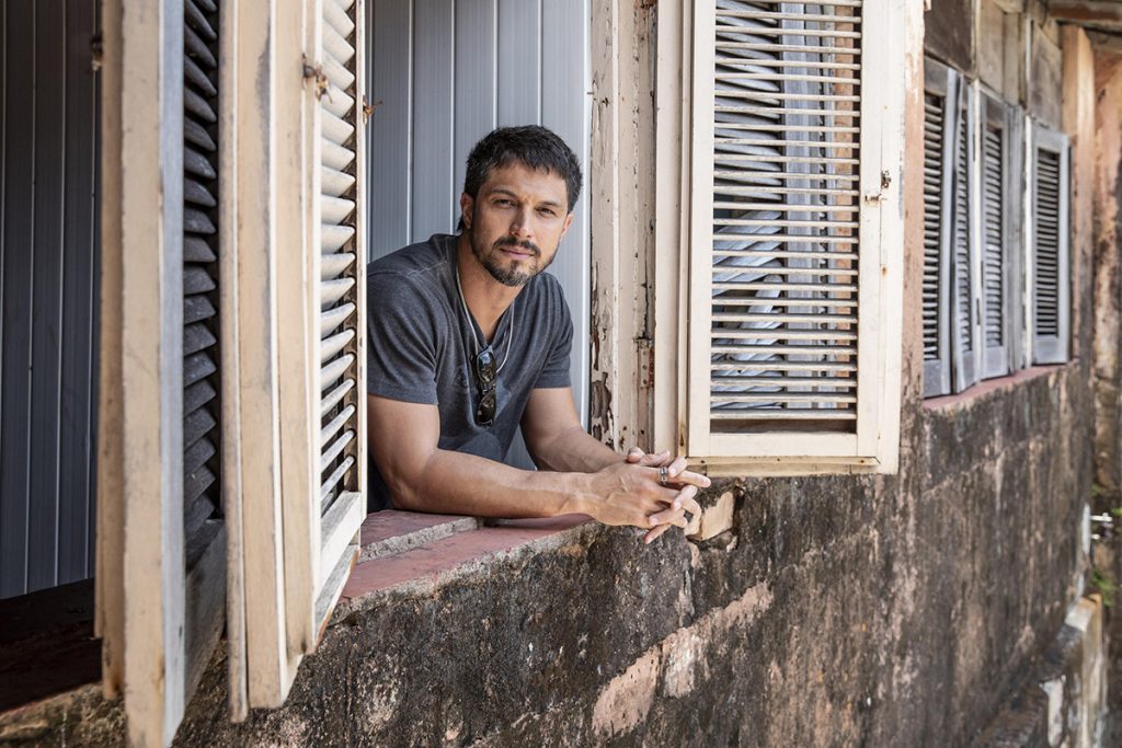 Oto (Romulo Estrela) em Travessia