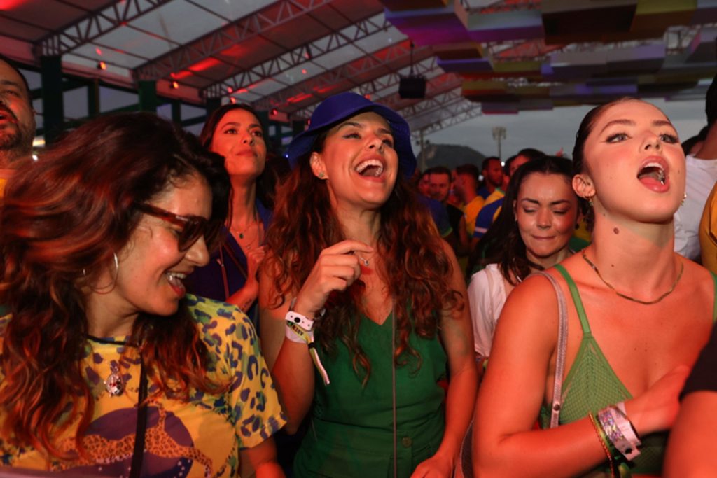 Paloma Bernardi se jogou na festa