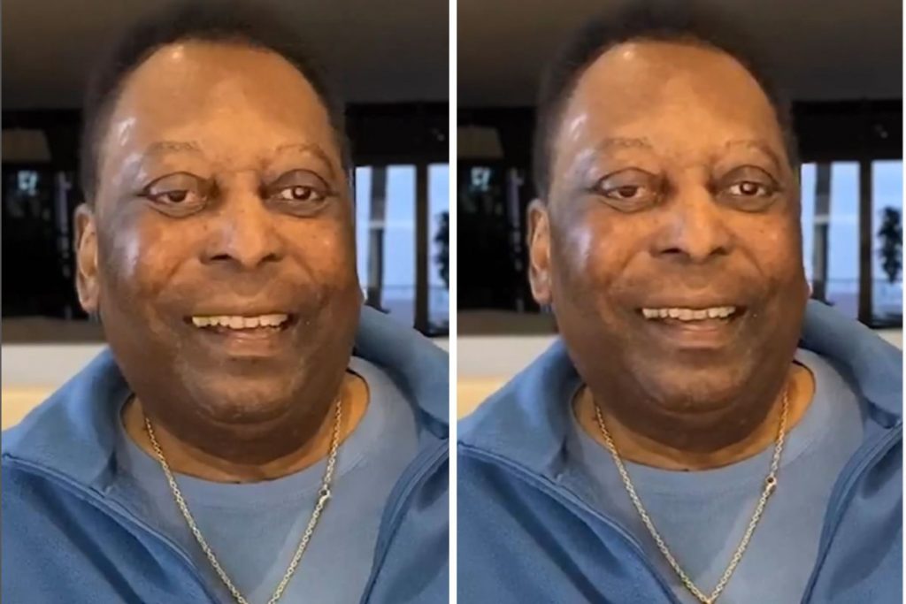 Pelé sorridente, sentado em escritório