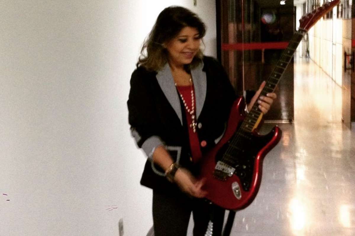 Roberta Miranda oferece recompensa por guitarra extraviada