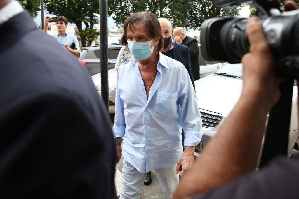 Roberto Carlos no velório de Erasmo Carlos