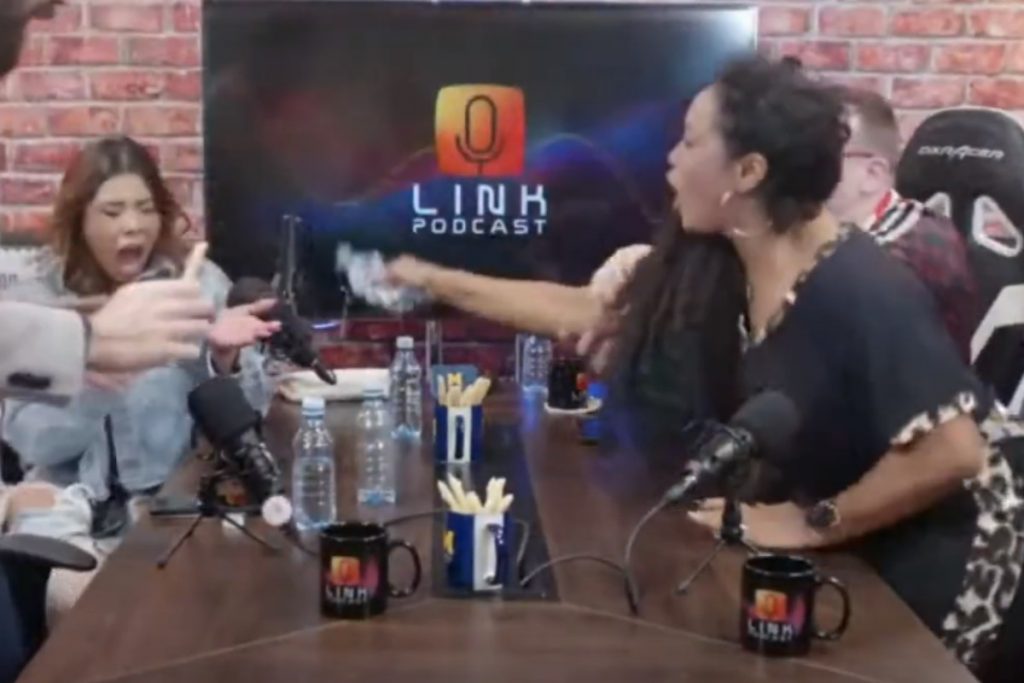 rosiane pinheiro jogando água em ingrid ohara no link podcast