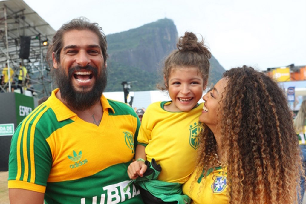 Sheron Menezzes curtiu o momento com o marido Saulo Camelo e o filho Benjamin, de cinco anos