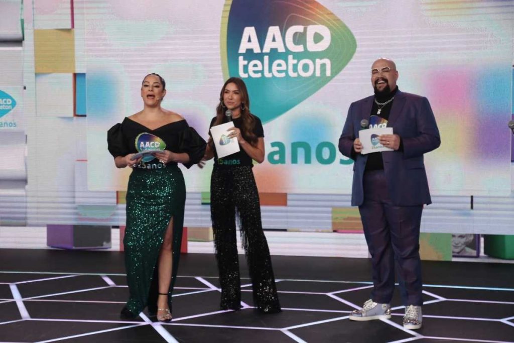 Silva, Patrícia e Tiago Abravanel apresentando o teleton 2022