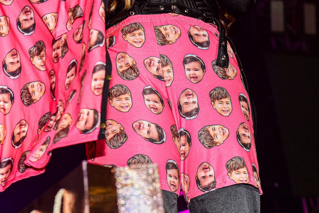 Detalhe do pijama cor de rosa, com rosto do filho de Simone Mendes