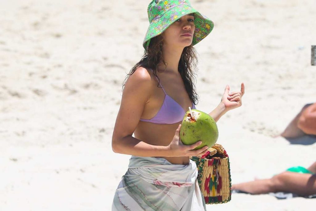 Sophie Charlotte curtindo dia na praia da barra da tijuca