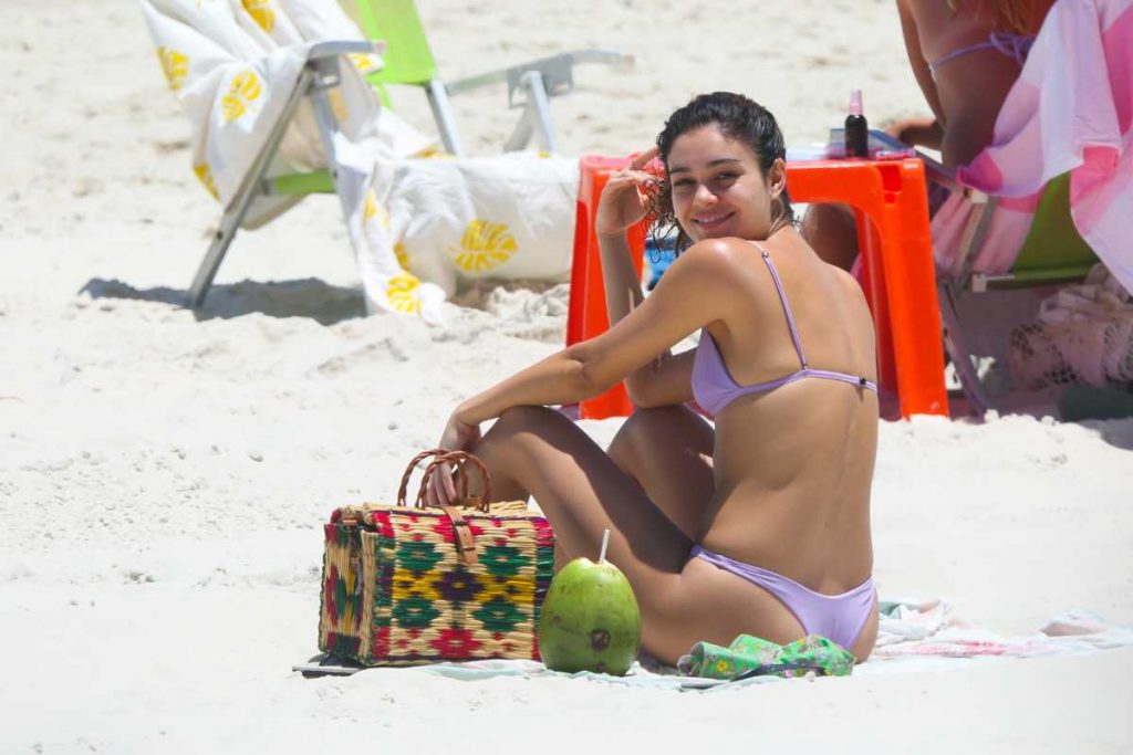Sophie Charlotte curtindo dia na praia da barra da tijuca
