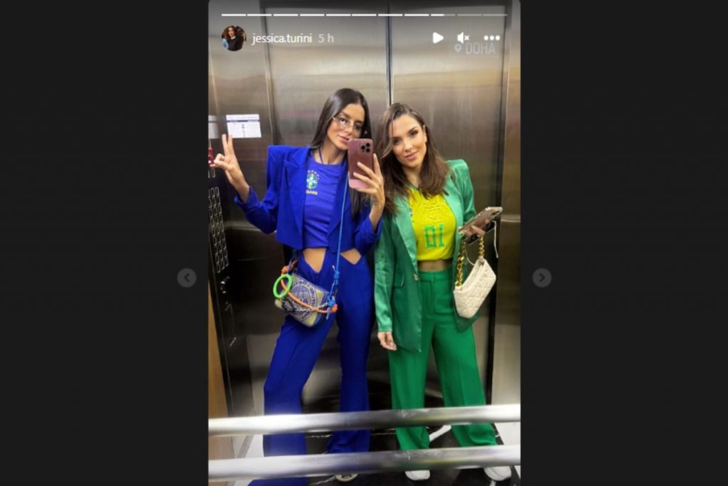 Jessica Turini no elevador posando com look ver o jogo do Brasil
