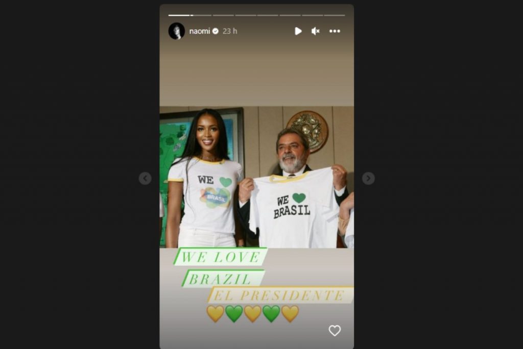 stories do instagram de naomi campbell posando com lula segurando camisetas nós amamos o brasil