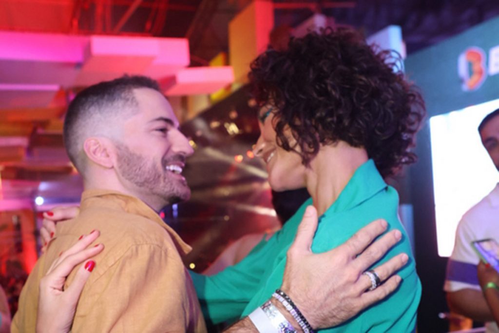 Thales Bretas e Débora Nascimento aproveitaram para colocar o papo em dia