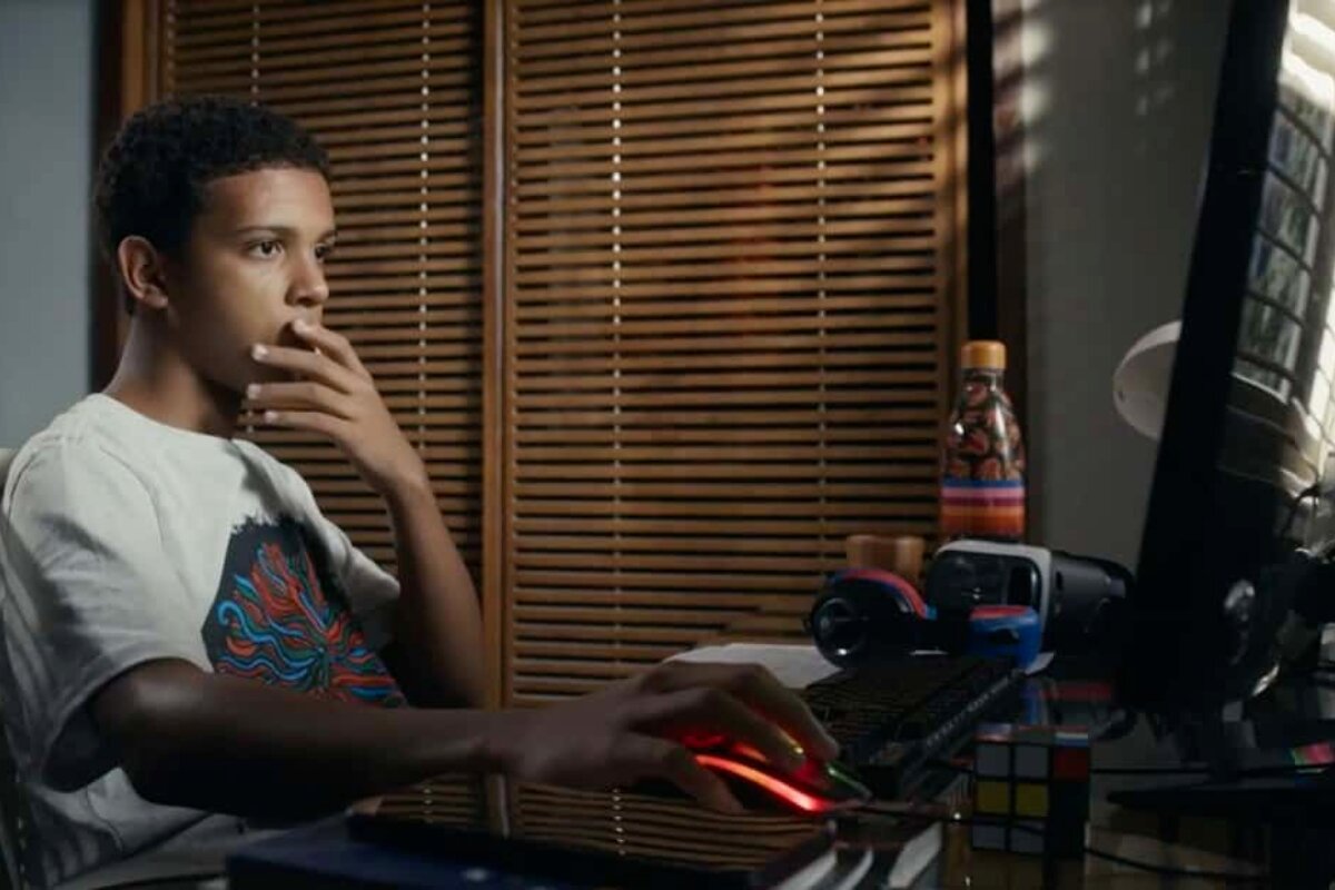 Theo (Ricardo Silva) diante do computador