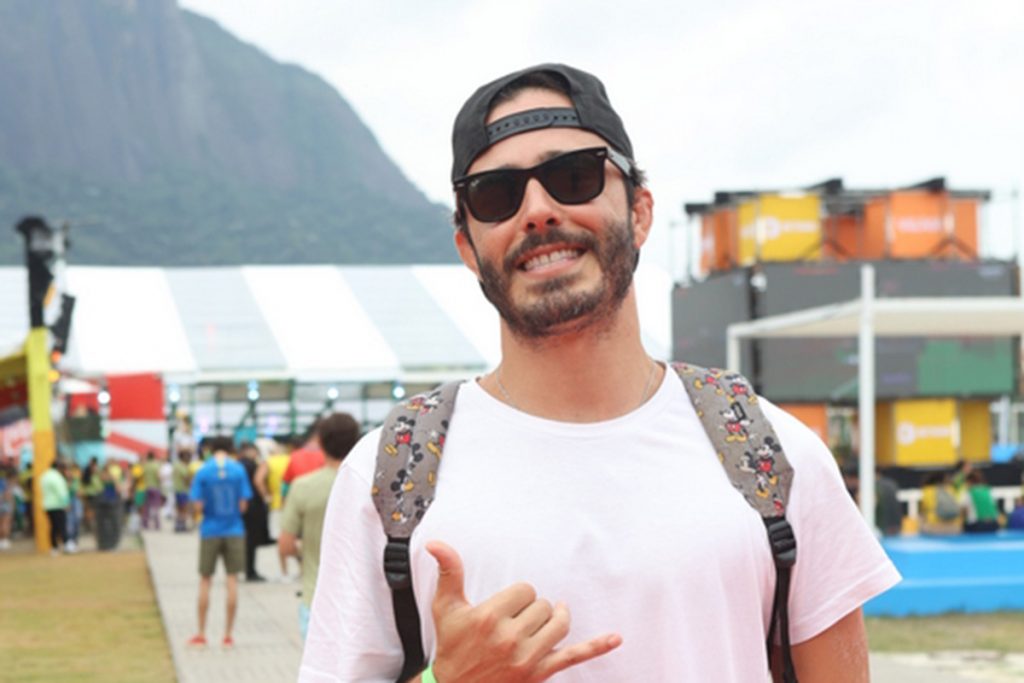 Thiago Rodrigues posou para fotos ao chegar no evento