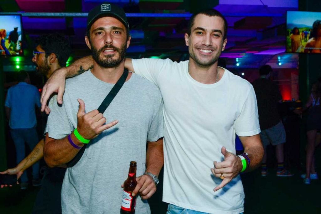 Thiago Rodrigues e amigo assistindo shows de Daniela Mercury e Duda Beat