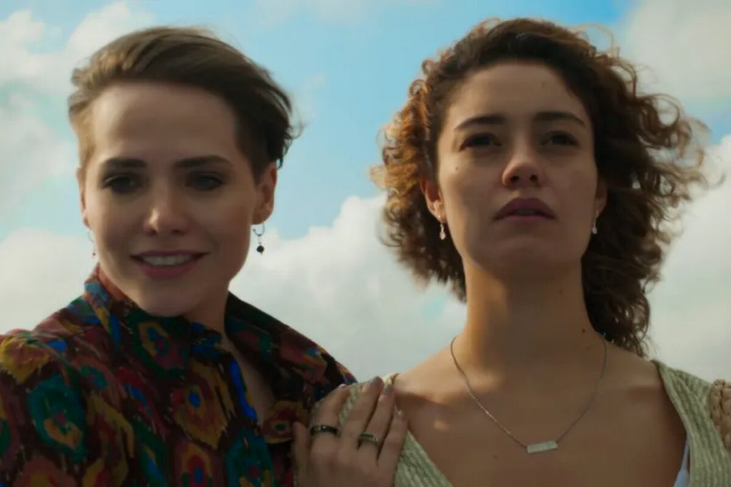 Vanessa (Letícia Colin) e Maíra (Sophie charlotte) em ''Todas as Flores"