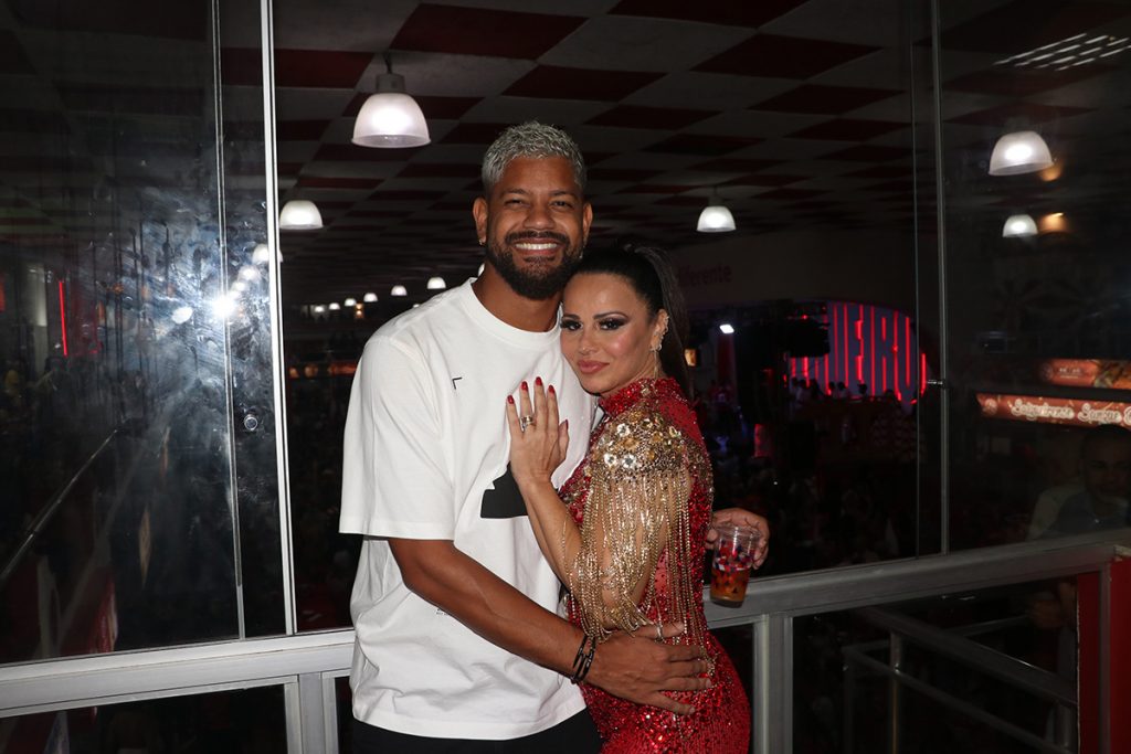 Viviane Araujo fez questão de posar ao lado do marido Guilherme Militão