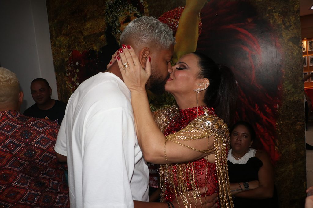 Viviane trocou muitos beijos com o marido Guilherme Militão