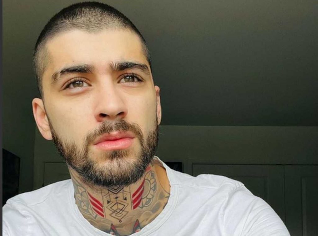 Zayn Malik expondo suas tatuagens