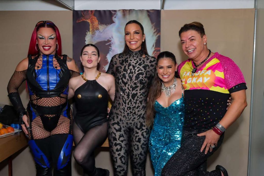 Gkay e David Brazil posaram com as cantoras da noite