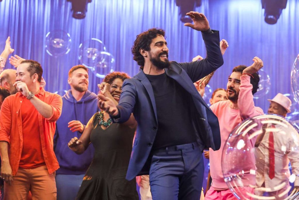 Renato Góes na gravação da campanha de fim de ano da Globo