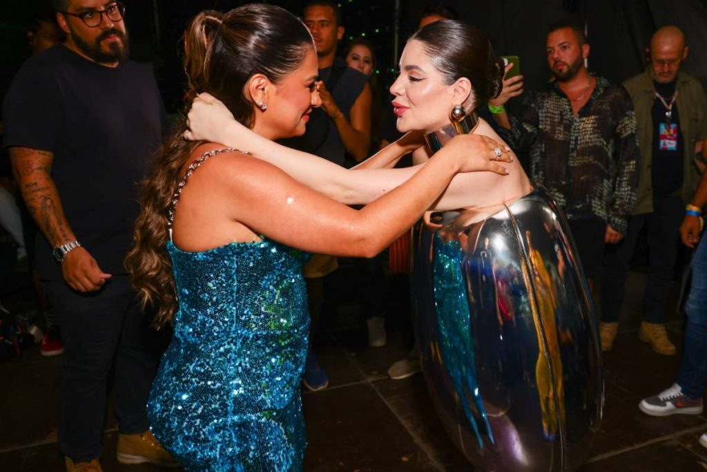 Simone Mendes e Gkay nos bastidores