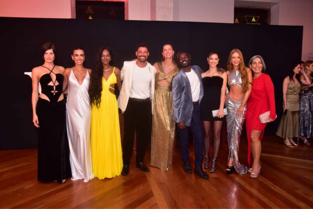 Gisele Bündchen posou com convidados