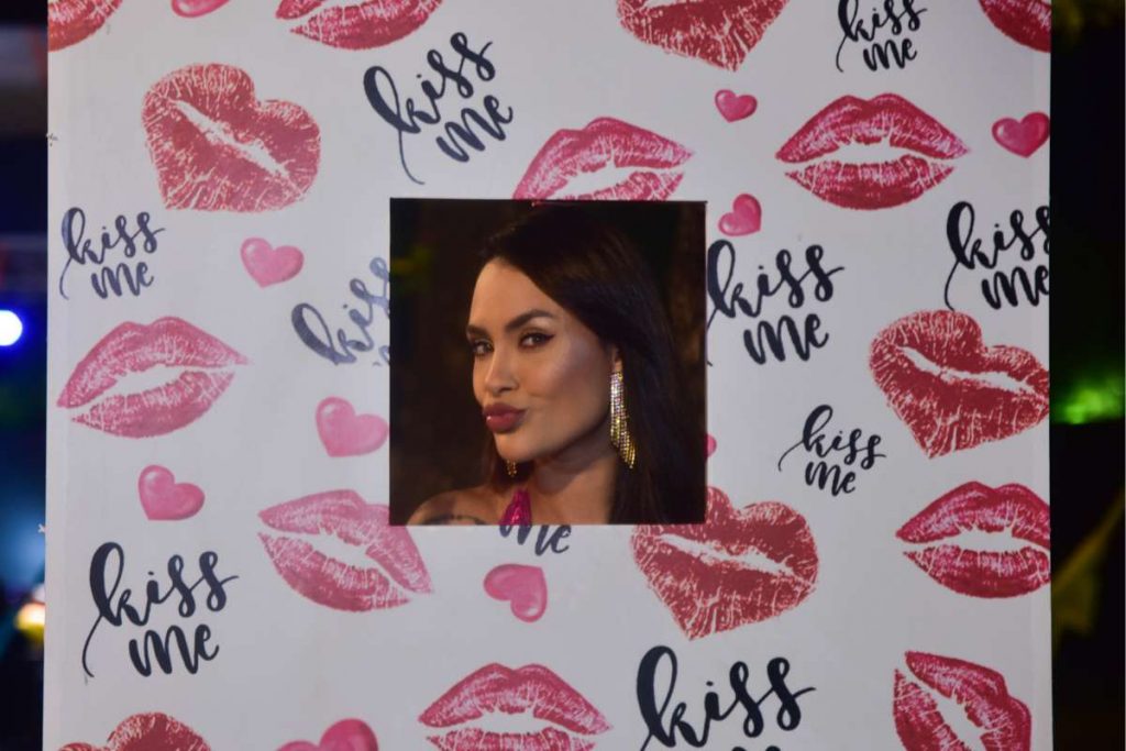 Sarah Andrade na barraca do beijo