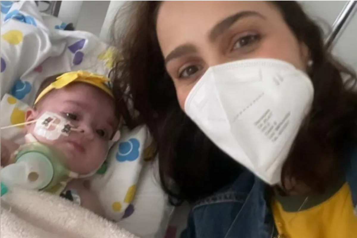 Leticia Cazarre com Maria no hospital