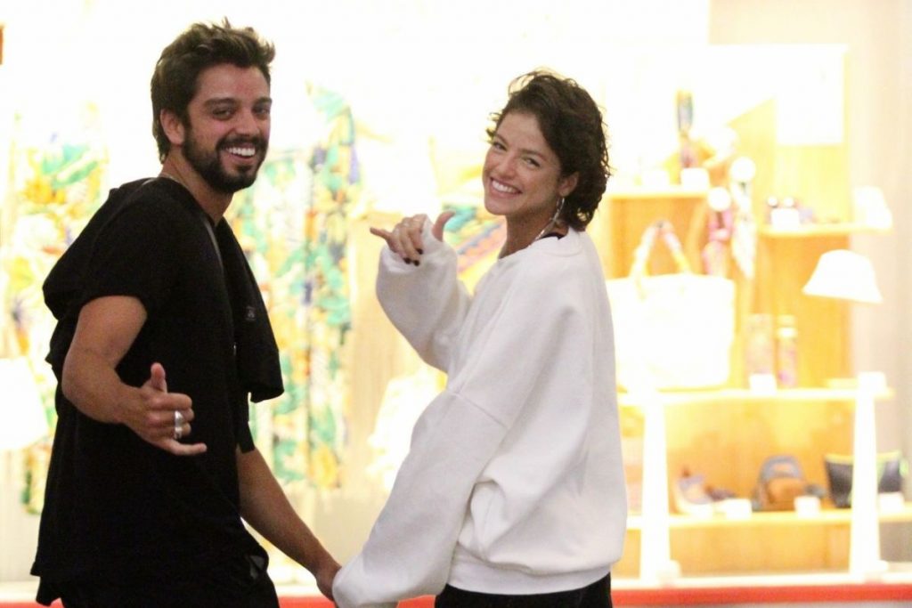 Agatha Moreira e Rodrigo Simas sorridentes em shopping no Rio de Janeiro