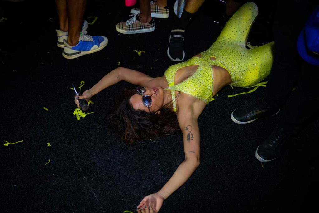 Anitta deitou no chão depois do show no Carnatal