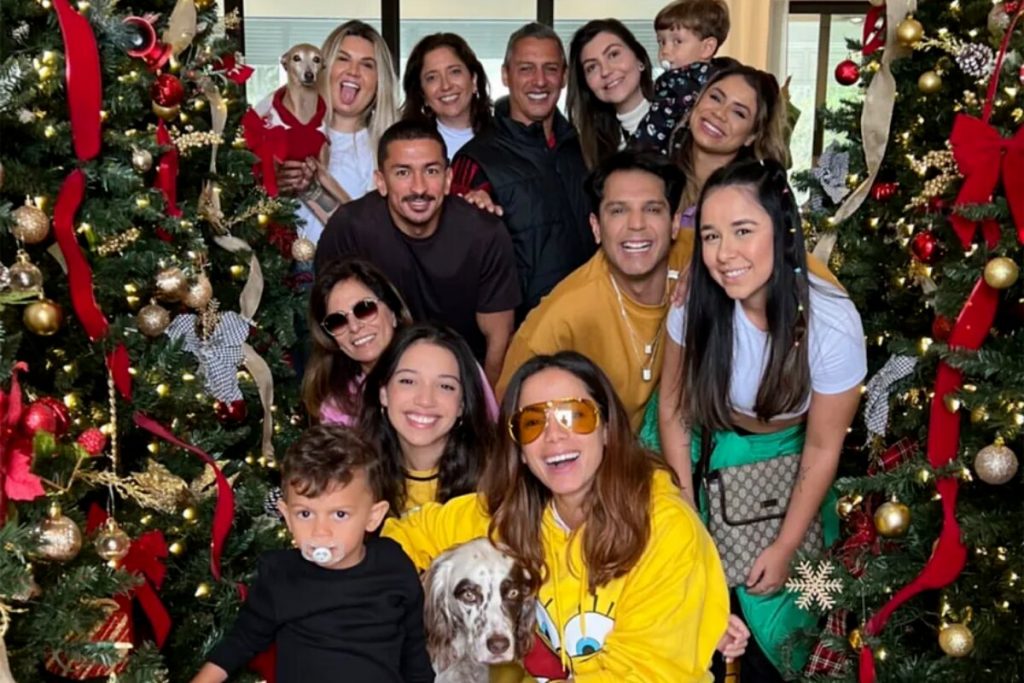 Anitta, familiares e amigos na mansão em Orlando, com árvore de Natal